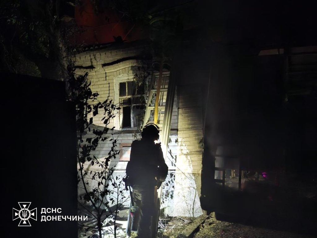 На Донетчине в результате вражеских обстрелов жилых кварталов пылали автомобили и жилье