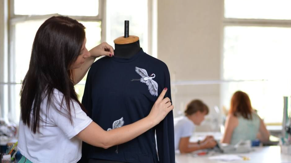Переселенки з Донеччини розповіли, як вплели традиції у повсякденний одяг