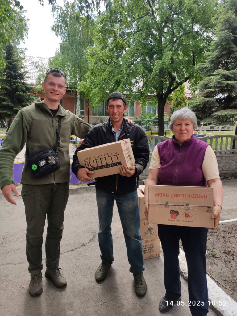 Переселенці з Очеретинської громади отримали на Дніпропетровщині сімейні продовольчі набори від благодійників