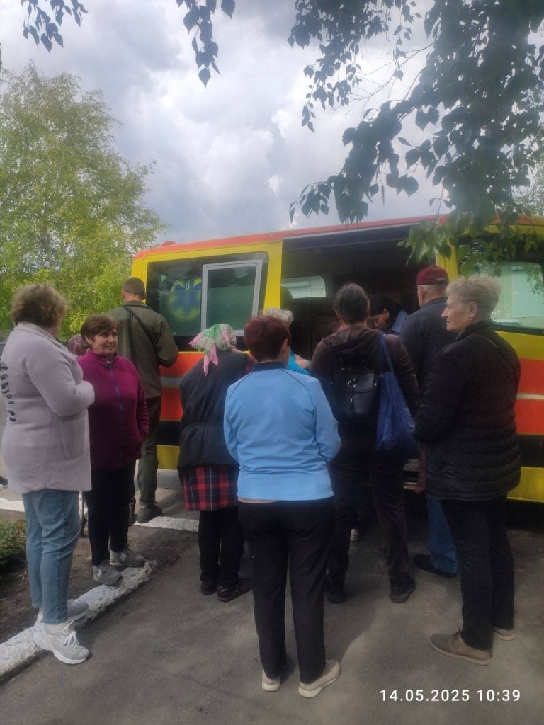 Переселенці з Очеретинської громади отримали на Дніпропетровщині сімейні продовольчі набори від благодійників