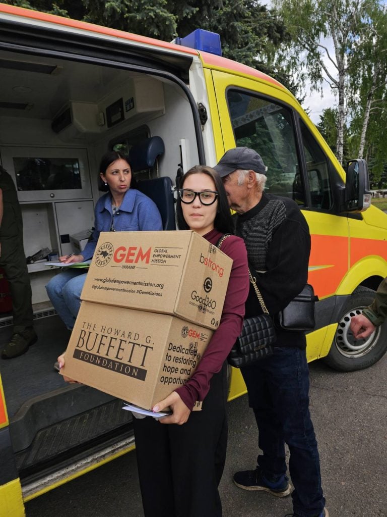 Переселенці з Очеретинської громади отримали на Дніпропетровщині сімейні продовольчі набори від благодійників