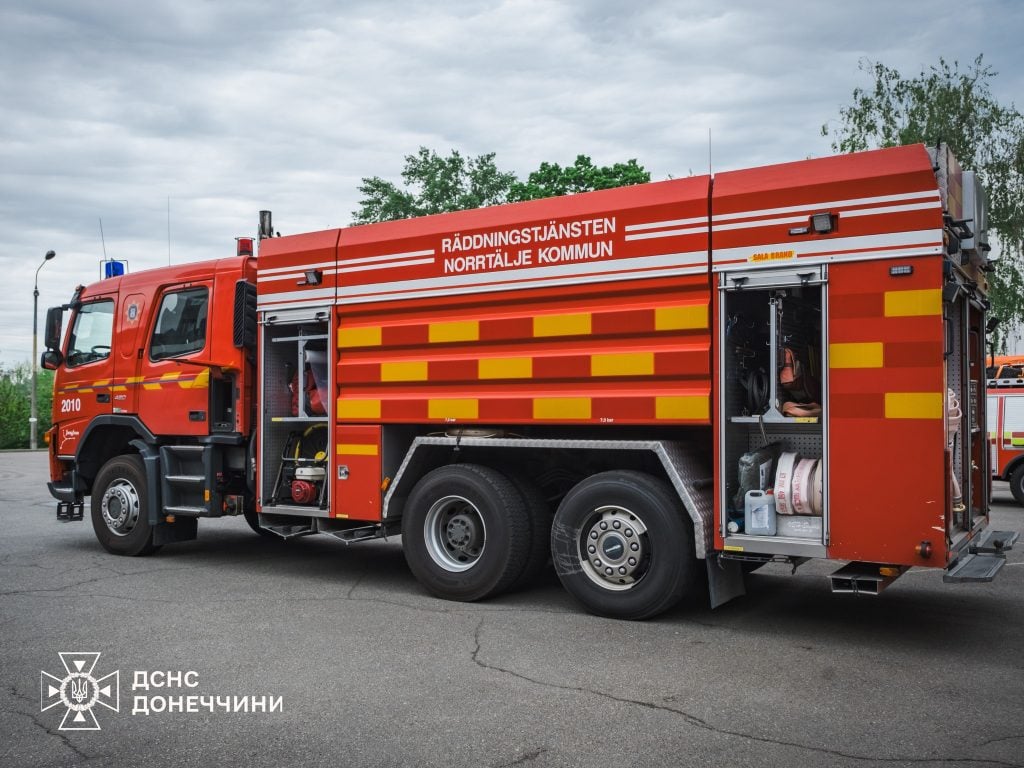 Рятувальники Донеччини отримали автівки для від колег зі Швеції (фото, відео)