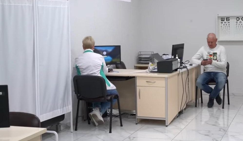 Медики Селидовского медицинского центра продолжают лечить переселенцев под Киевом (видео)