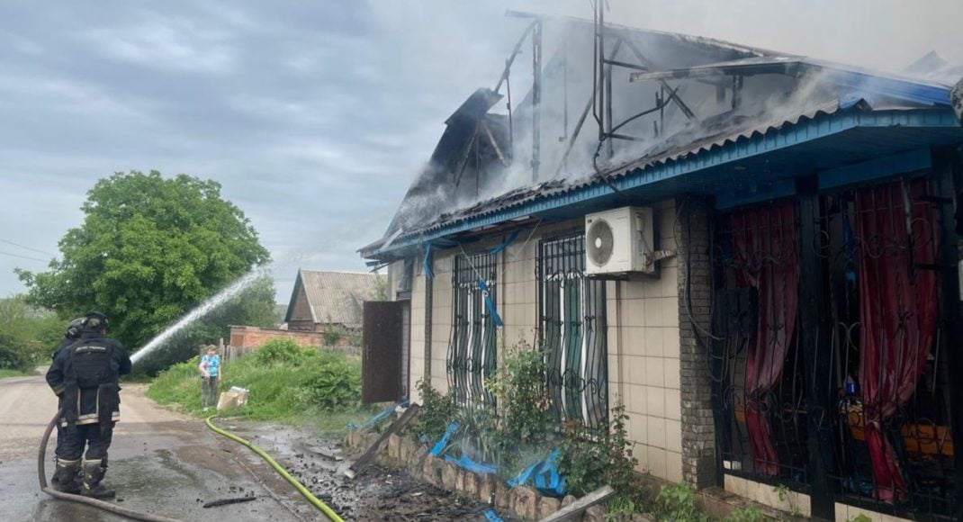 В Константиновке горел магазин, мужчина получил ожоги (фото)