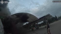 У Костянтинівці рятувальники показали ліквідацію пожежі на АЗС після російського удару (відео)