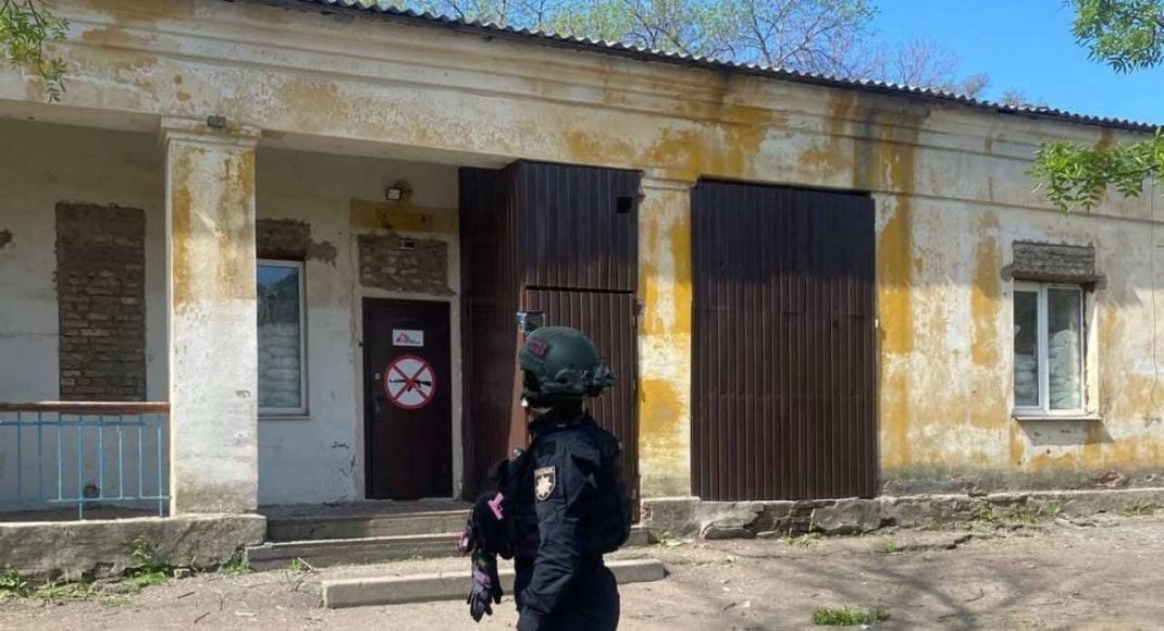 В Константиновке россияне повредили обстрелом фасад учреждения здравоохранения