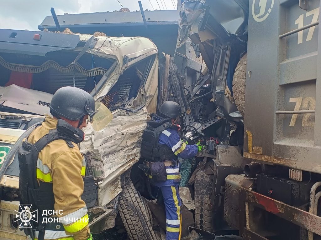 У Краматорському районі рятувальники деблокували чоловіка з понівеченої у ДТП вантажівки
