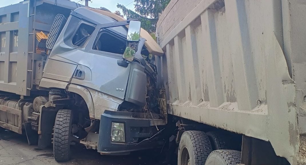 У Краматорському районі рятувальники деблокували чоловіка з понівеченої у ДТП вантажівки (фото)