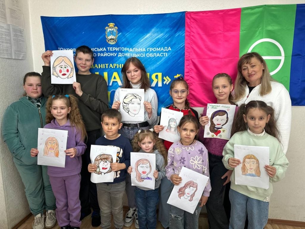 У Кропивницькому діти з Покровської громади створювали портрети своїх мам