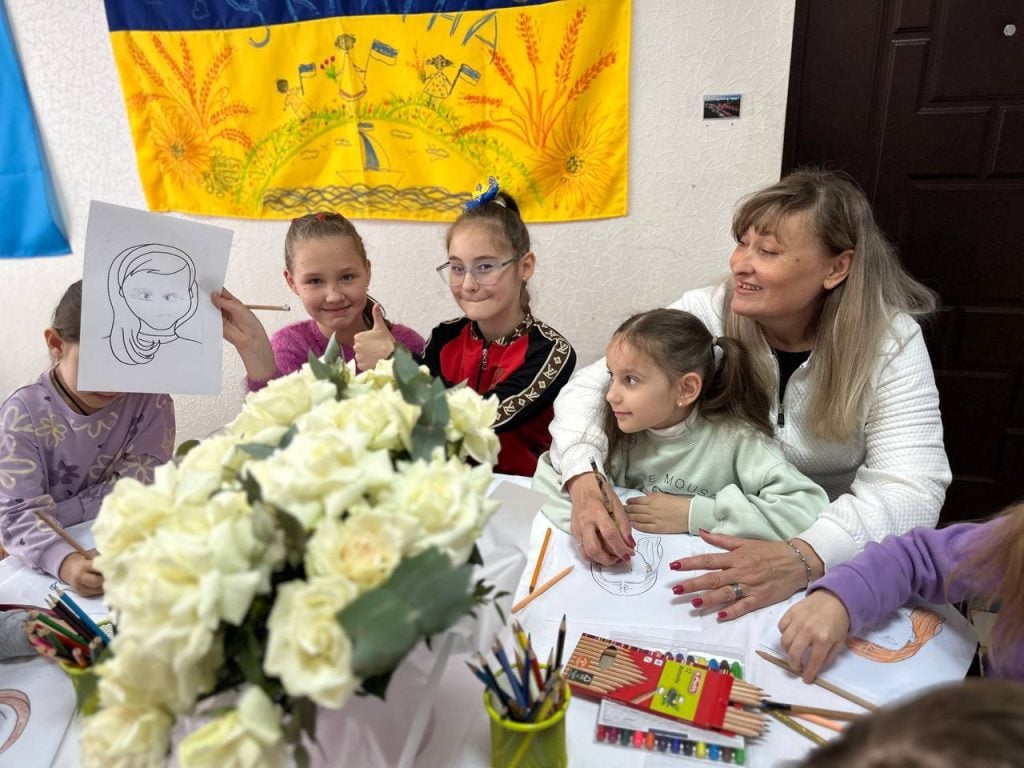 У Кропивницькому діти з Покровської громади створювали портрети своїх мам