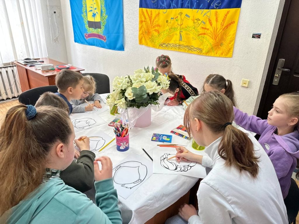 У Кропивницькому діти з Покровської громади створювали портрети своїх мам