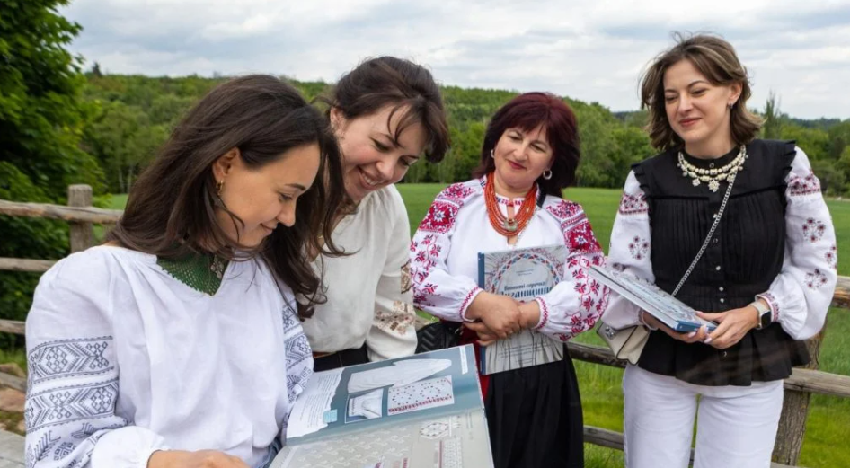 У Києві презентували видання про вишиті сорочки Луганщини