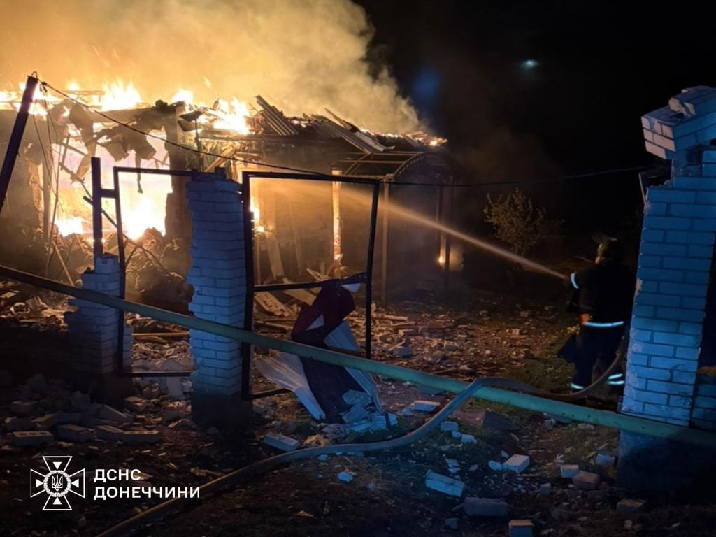 У Миколаївці на Донеччині ліквідували пожежу житлового будинку, що виникла після ворожого удару (фото)