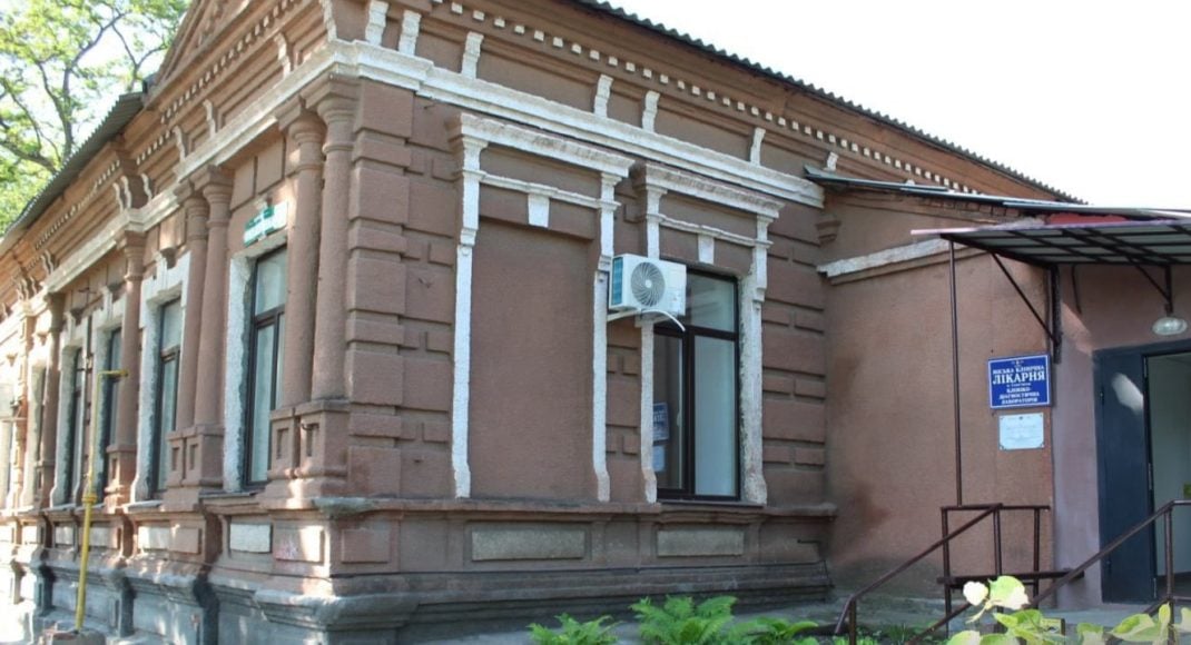 У Слов'янську відремонтували лабораторію міської лікарні, що була пошкоджена російським обстрілом (фото)