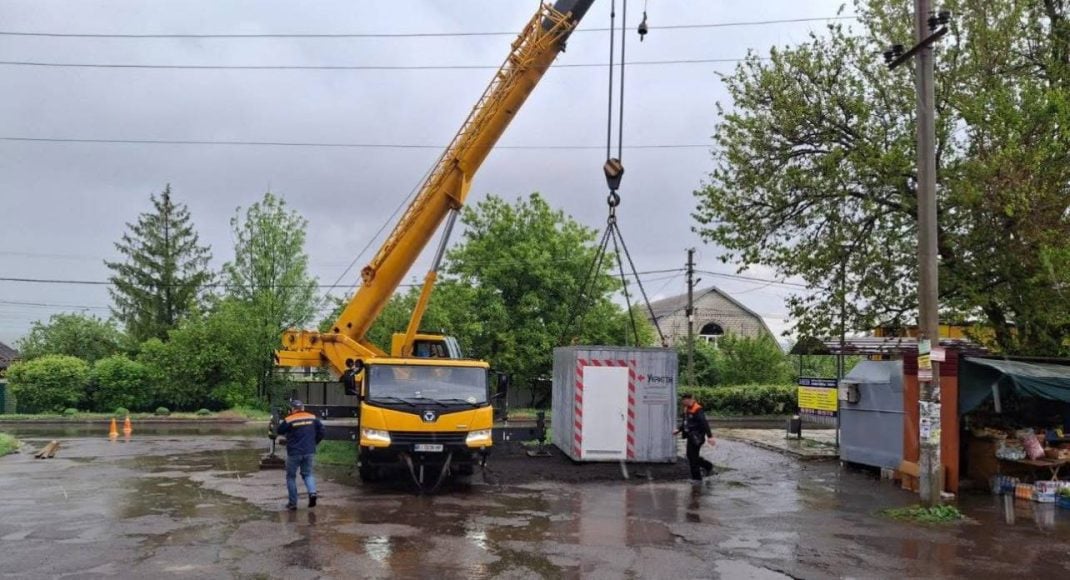 У селищі Біленьке у Краматорській громаді встановлюють мобільне укриття: фото