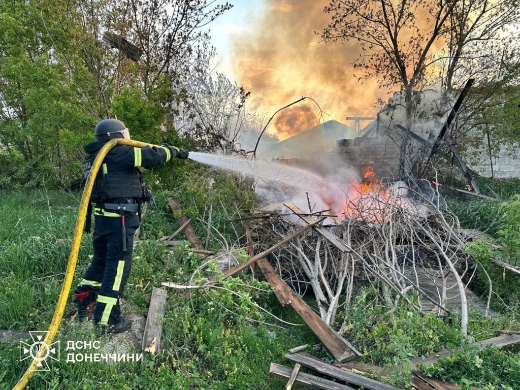 Унаслідок російських обстрілів Донеччини палали будинки, храм та підприємства