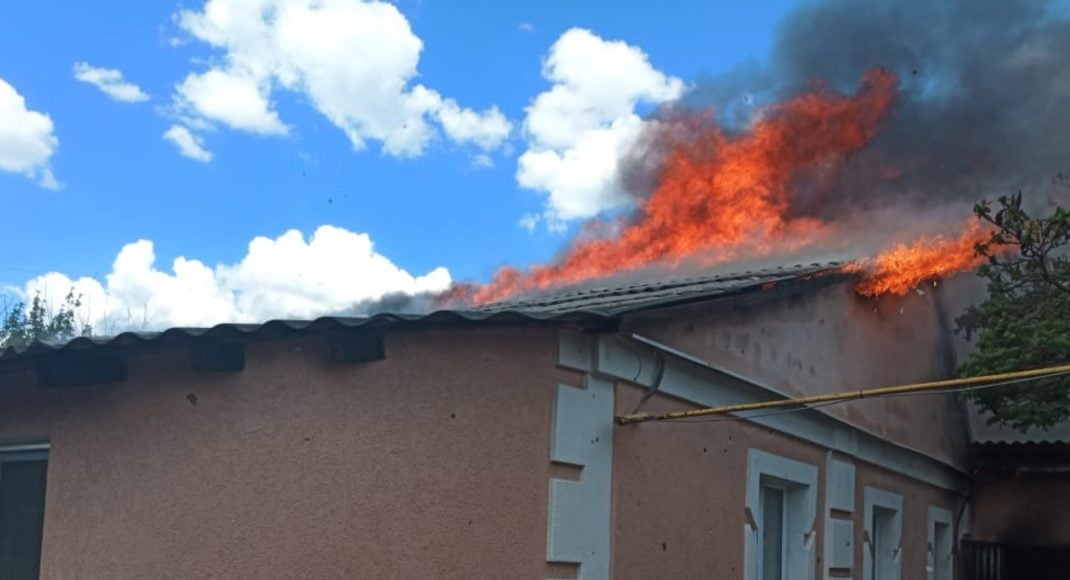 Вогнеборці Донеччини ліквідували пожежу житлового будинку в Миколаївці (фото, відео)