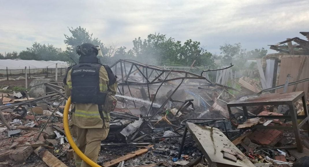 Ворог завдав удару по житловому сектору міста Лиман на Донеччині: горів автомобіль