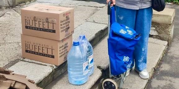 Їжу та воду від благодійників отримали переселенці у Краматорську на Донеччині (фото)