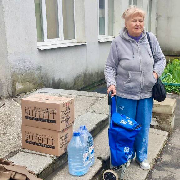 Їжу та воду від GEM отримали переселенці у Краматорську