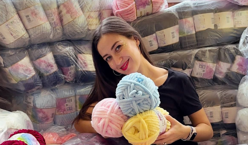Переселенка з Луганщини розвиває власний бізнес із в’язаних виробів