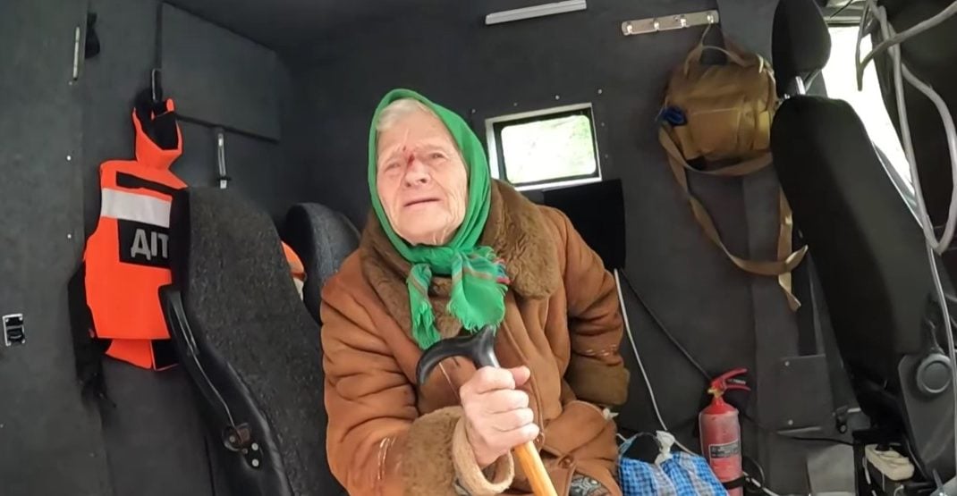 Из Покровска полицейские под обстрелом вывезли 91-летнюю женщину, которая долго жила в подвале (видео)