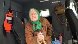Из Покровска полицейские под обстрелом вывезли 91-летнюю женщину, которая долго жила в подвале (видео)