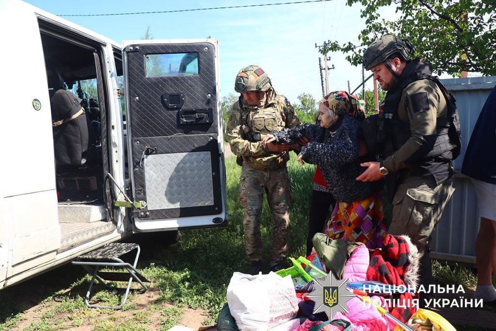 З прифронтового Торського поліціянти евакуювали родину з 3 дітьми та кицькою