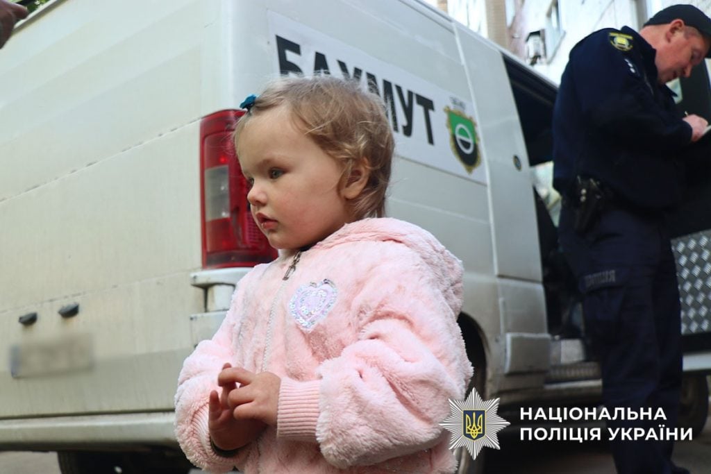З прифронтового Торського поліціянти евакуювали родину з 3 дітьми та кицькою