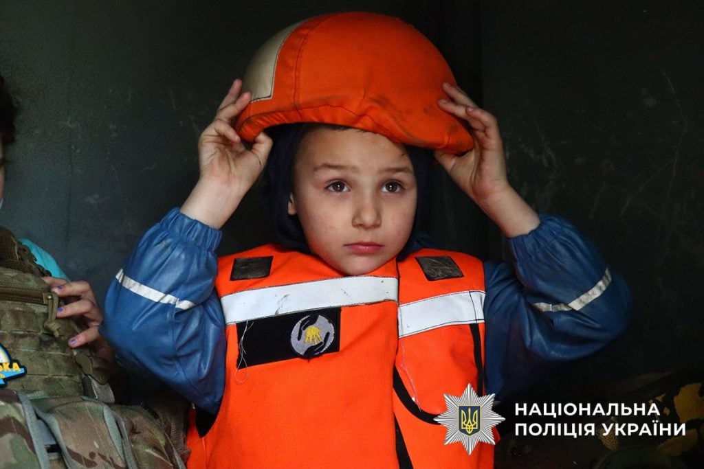 З прифронтового Торського поліціянти евакуювали родину з 3 дітьми та кицькою