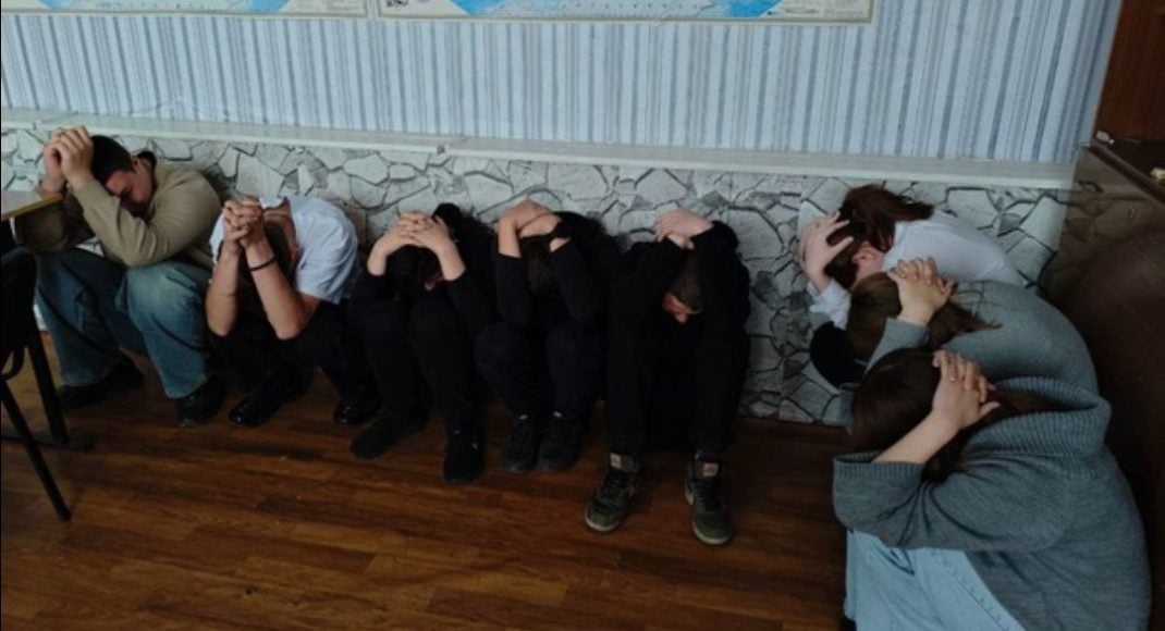 У навчальних закладах окупованого Лутугиного силовики привчають дітей бути заручниками, — Харченко