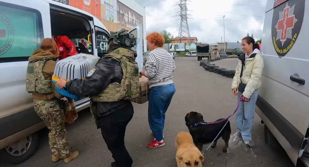 Из Константиновской громады полицейские вывезли подростка, 9 животных и женщину после инфаркта (видео)