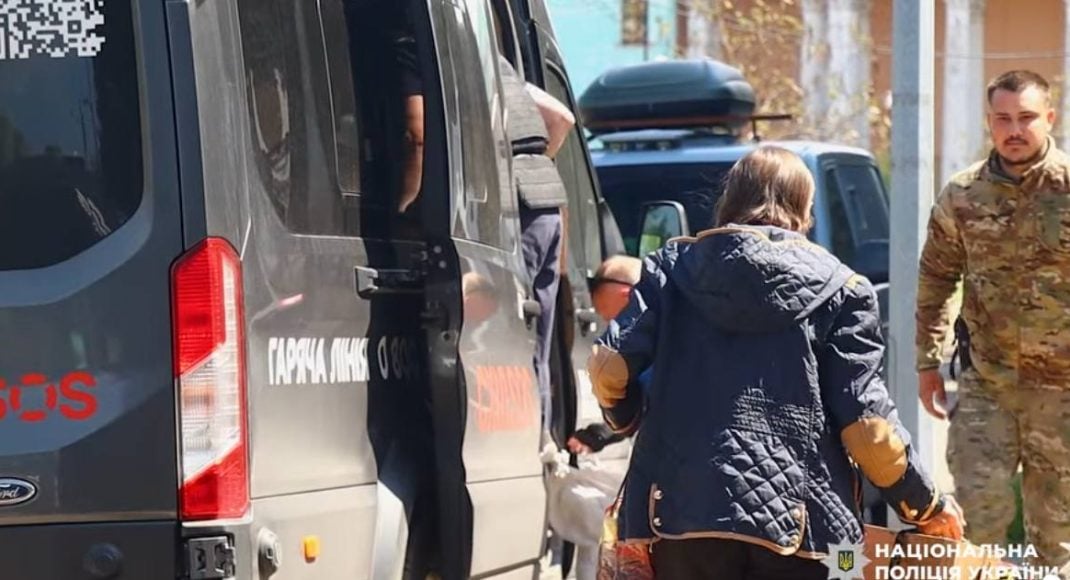 "Білі янголи" евакуювали з прифронтового Мирнограда ще одну родину (відео)