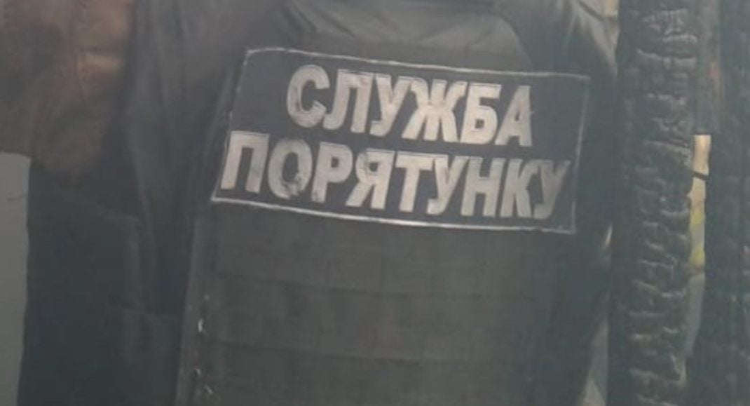 Надзвичайники врятували жінку з-під завалів у Костянтинівці