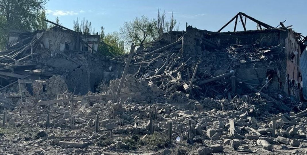 По меньшей мере 23 бомбы и 33 БпЛА направили за прошедшие сутки россияне на гражданских Донетчины: какие последствия (фото)