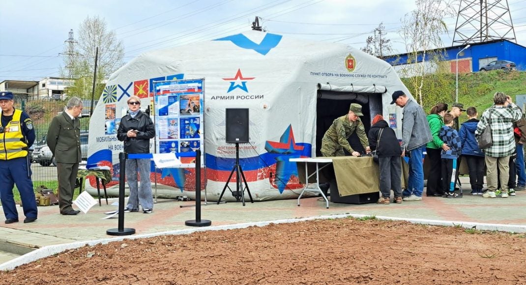 На окупованій Луганщині особи без громадянства зможуть укласти контракт з армією рф і піти на війну