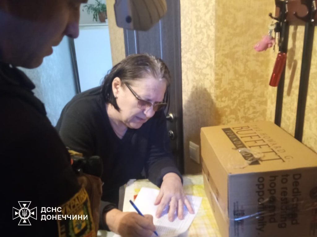 рятувальники Донеччини доставили гуманітарну допомогу маломобільним мешканцям