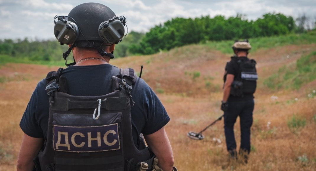 На Донеччині піротехніки ДСНС знищили ще 22 вибухонебезпечні предмети (фото)