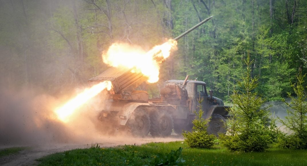 Защитники Украины обезвредили еще 1 170 российских захватчиков и 48 вражеских пушек