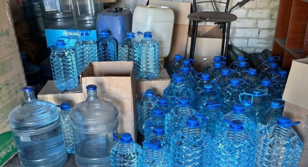 У Слов'янську місцева жителька організувала канал розповсюдження контрафактного алкоголю: її викрили (фото)