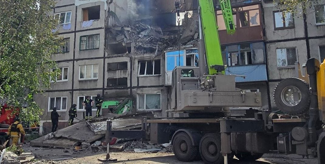 У Білозерському під завалами можуть бути люди: їх шукають (фото)