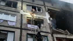 У Білозерському з пошкодженої квартири на 5 поверсі рятувальники евакуювали 2 людей (фото)