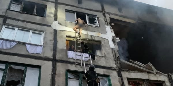 У Білозерському з пошкодженої квартири на 5 поверсі рятувальники евакуювали 2 людей (фото)