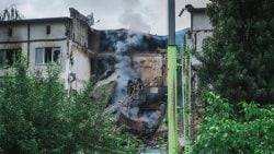 У Білозерському на місці вчорашнього російського удару тривають аварійно-рятувальні та пошукові роботи (фото)