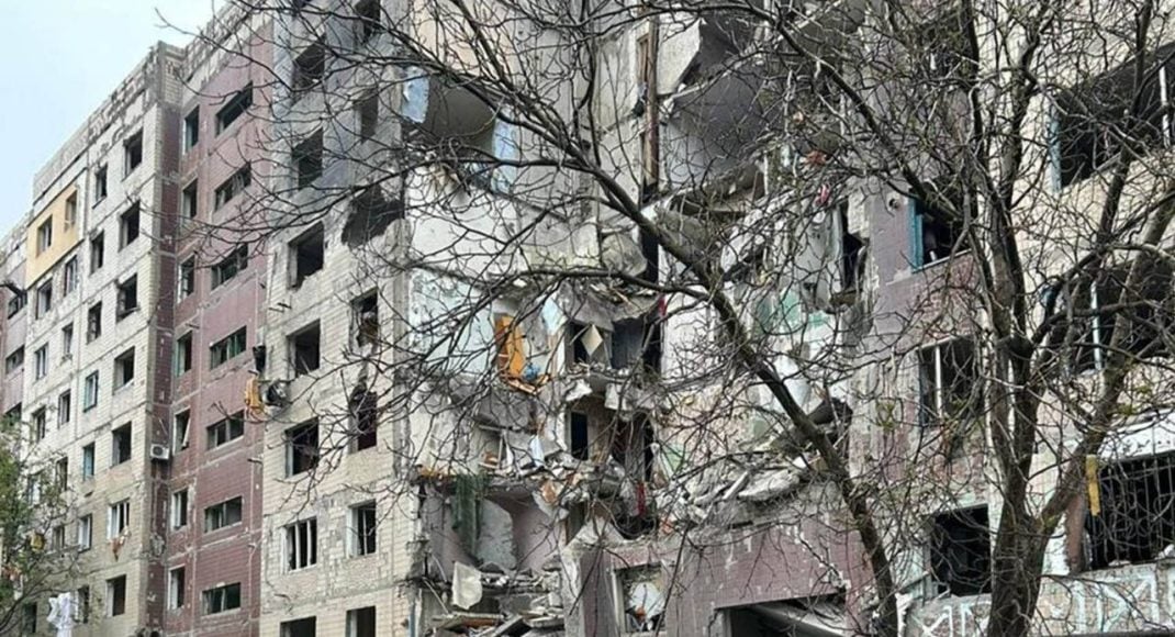 Россияне сбросили авиабомбу на многоэтажку в Константиновке: ранены по меньшей мере 12 гражданских
