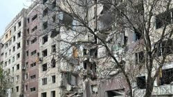 Россияне сбросили авиабомбу на многоэтажку в Константиновке: ранены по меньшей мере 12 гражданских