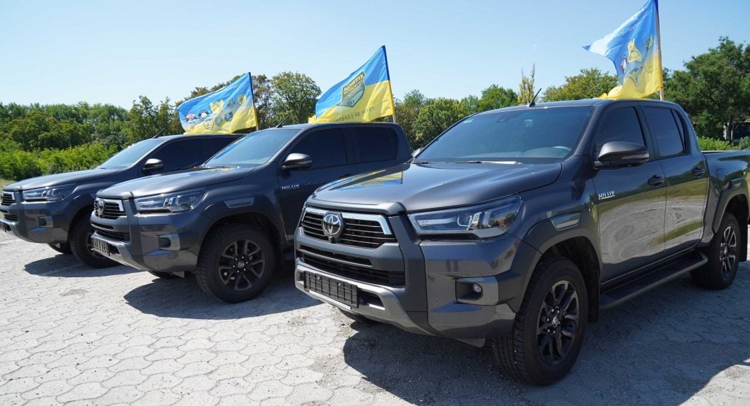 Луганщина передала терробороновцам на восточный фронт 3 пикапа, еще один — "в дороге" (фото)