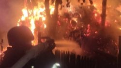 Горіли будинки: на Донеччині рятувальники ліквідовували наслідки ворожих атак