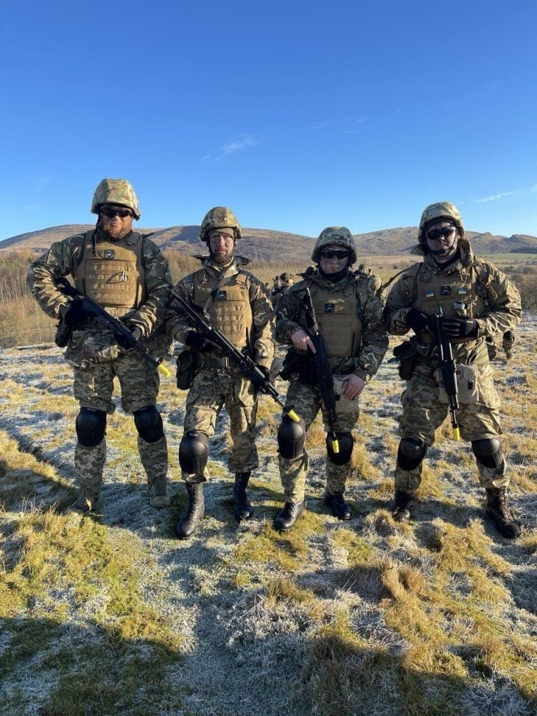 Євгеній з побратимами