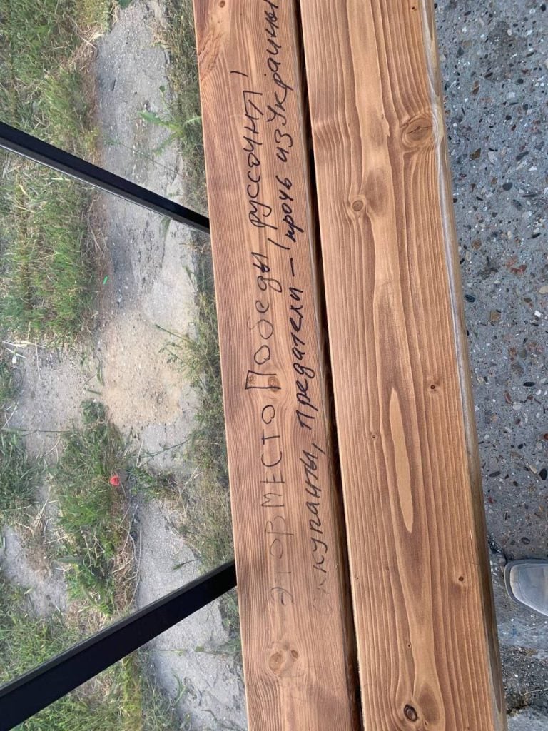 В окупованому Криму затримали чоловіка з Луганщини, який залишав написи "Слава Україні" на лавках